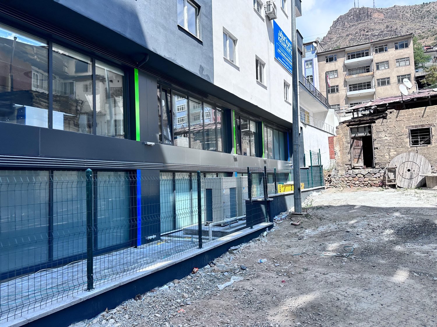 Yenilenmiş elektrik dağıtım şirketi hizmet binası cephesi