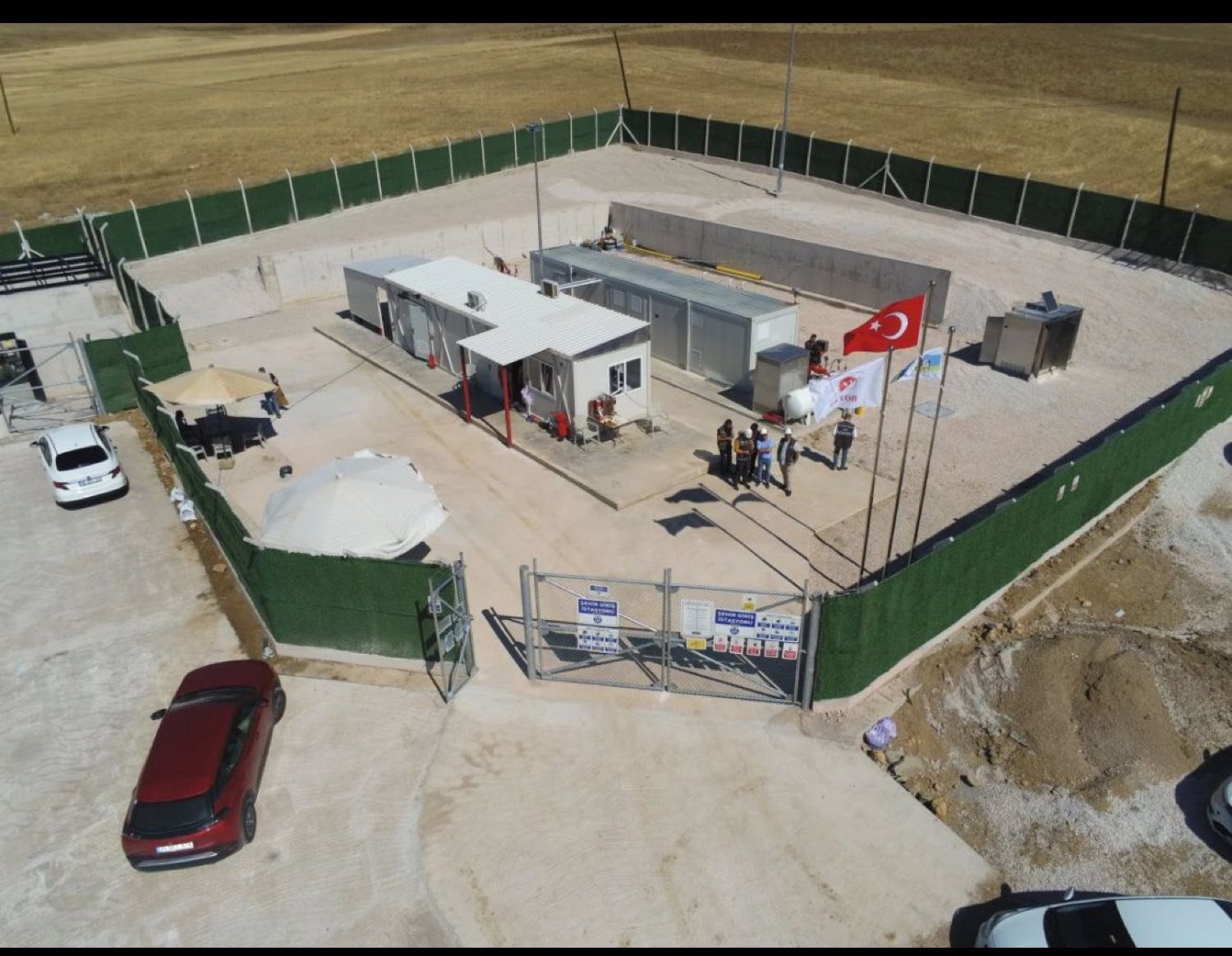Tamamlanmış doğalgaz şehir giriş istasyonu — havadan görünüm