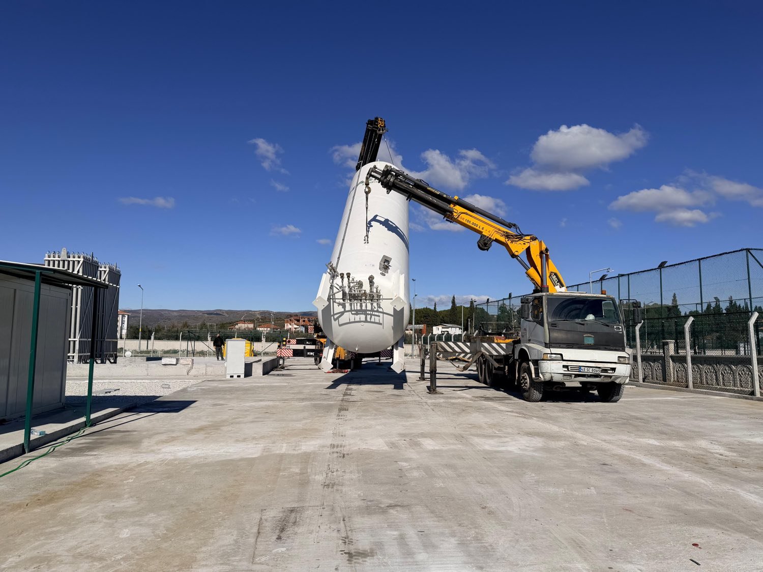 Vinçle LNG tankının dikilmesi
