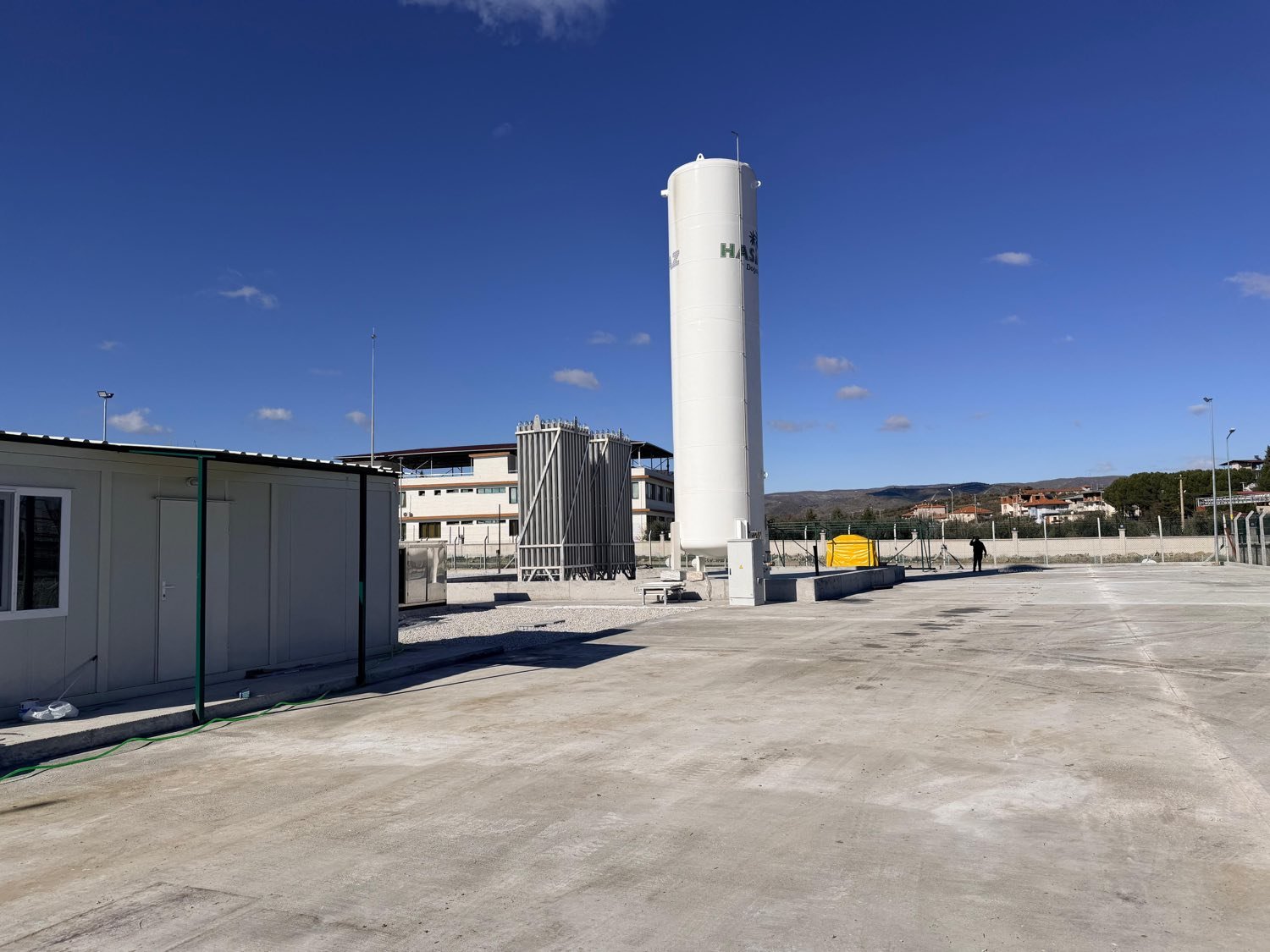 Dikey LNG tankı ve buharlaştırıcı bataryası