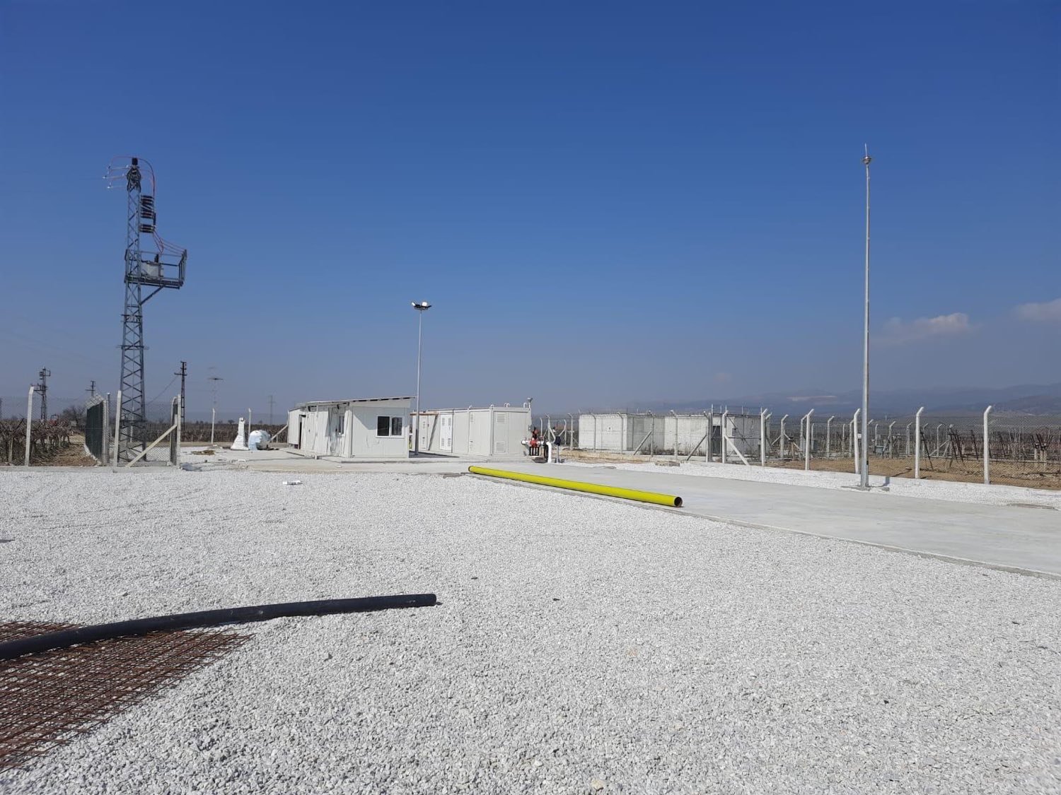 Tamamlanmış istasyon sahası ve gaz hattı