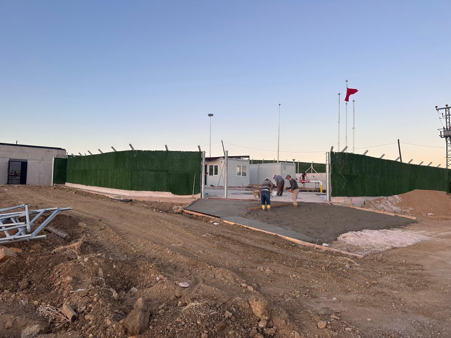 Gün batımında doğalgaz istasyonu şantiyesi