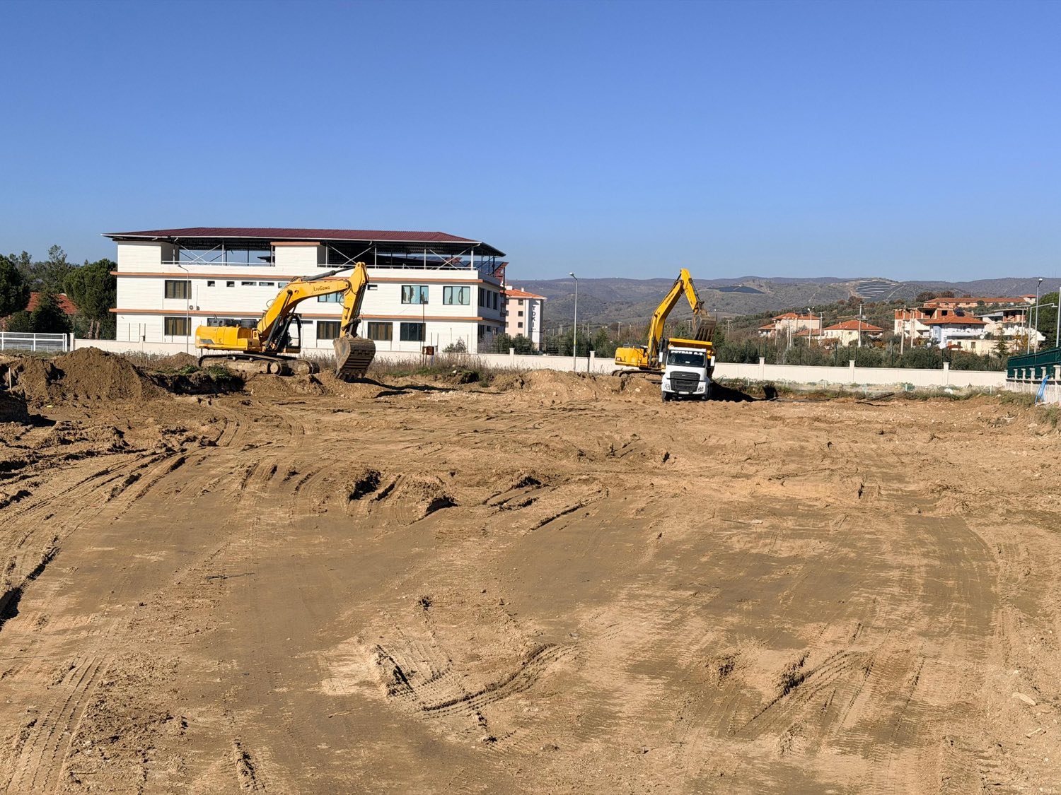 Geniş sahada kazı ve hafriyat çalışması